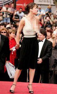 女明星衣服滑落gif,网友直呼太刺激