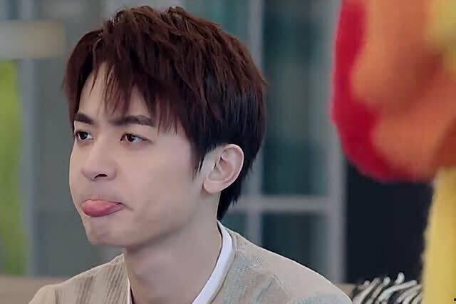 女粉丝与男明星的小说,女粉丝与男明星的甜蜜邂逅